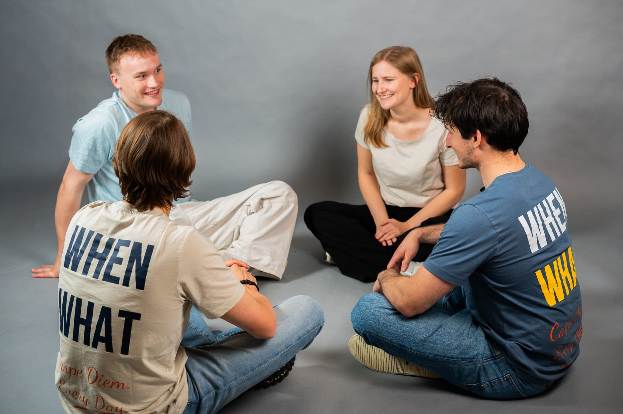 Vier Menschen sitzen im Kreis und unterhalten sich